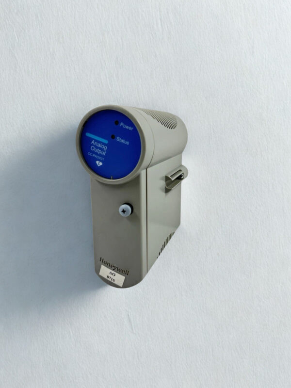 honeywell-cc-paox01-analog-output-module-front-view Front view of a Honeywell CC-PAOX01 Analog Output Module for Experion PKS Series C showing the blue interface faceplate with Power and Status LED indicators
