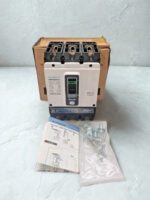 Complete product package including the Hyundai HGP250NA 3-pole breaker, original box, installation manual, and hardware kit