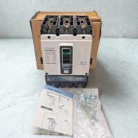 Complete product package including the Hyundai HGP250NA 3-pole breaker, original box, installation manual, and hardware kit