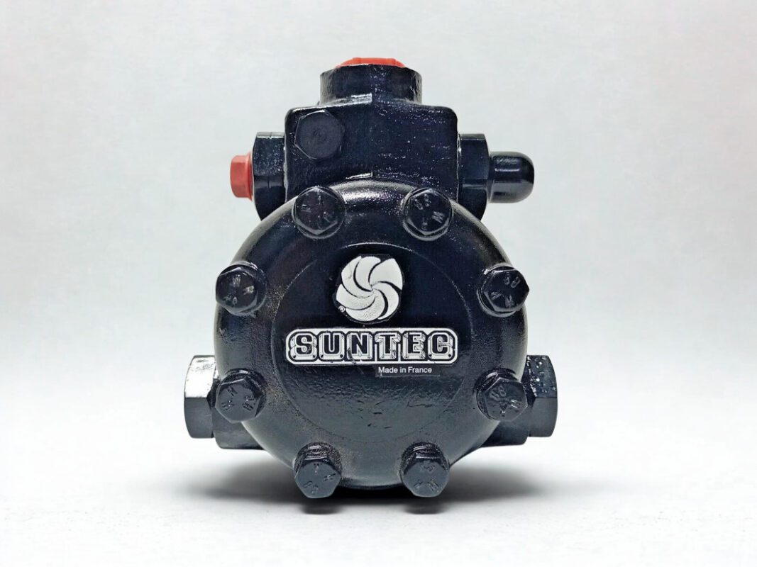 Rear Cover Plate and Brand Logo - Suntec E7NC10697P Rear View of Suntec E7NC10697P Oil Pump featuring the Suntec 'Made in France' Logo