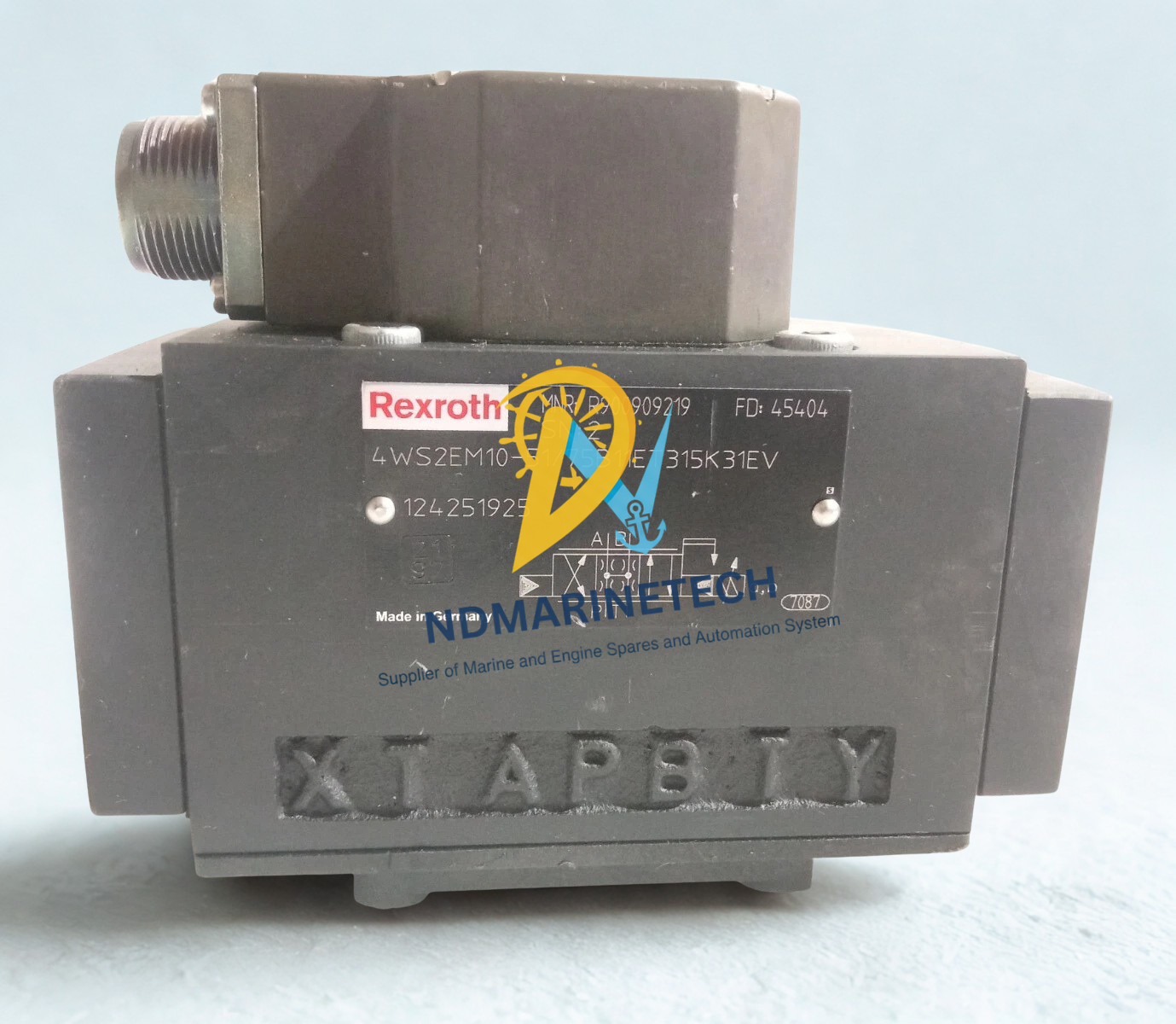 Rexroth R900909219 Side profile of the Rexroth R900909219 4WSWEM10 hydraulic servo valve for marine and industrial applications.