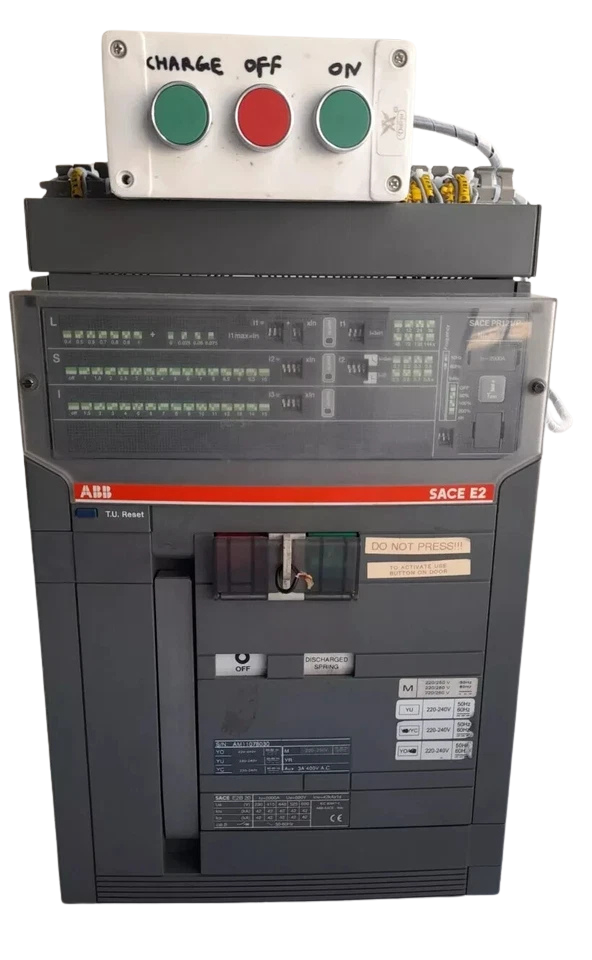 ABB Sace E2 20 PR121-P Air Circuit Breaker1 ABB Sace E2 20 2000A 3P air circuit breaker front view with PR121 trip unit and push buttons