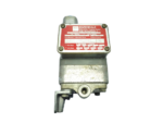 Barksdale DPD1T-A150SS-LV differential pressure switch front nameplate and port view