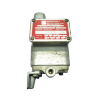 Barksdale DPD1T-A150SS-LV differential pressure switch front nameplate and port view
