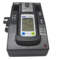 Top-down view of Dräger X-am 5000 gas detector securely seated in 8318639 Lademodul desk charger