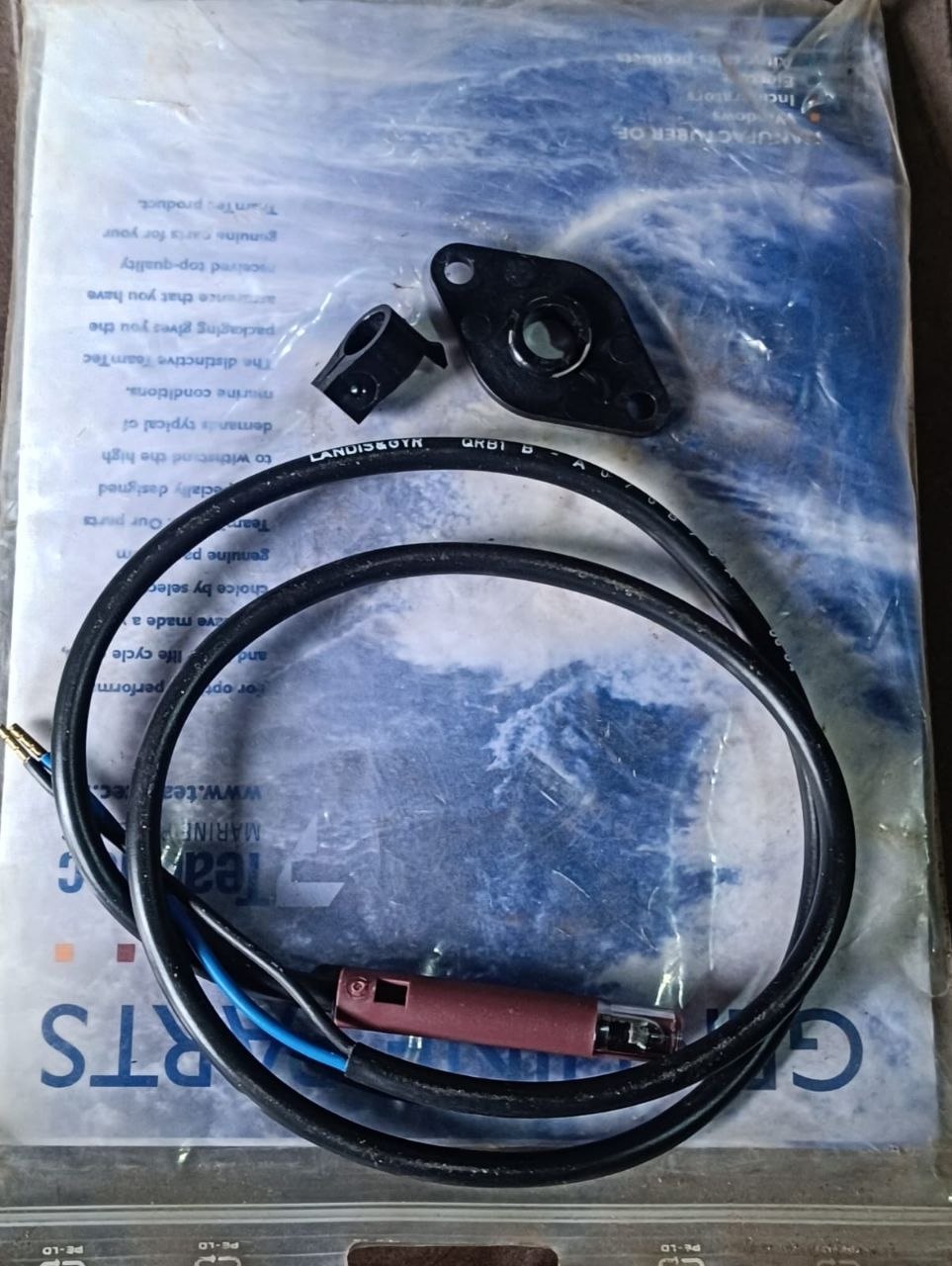 Landis & Gyr QRB1B-A070B70A flame detector2 Landis & Gyr QRB1B-A070B70A photoresistive flame sensor cable with mounting bracket and clip