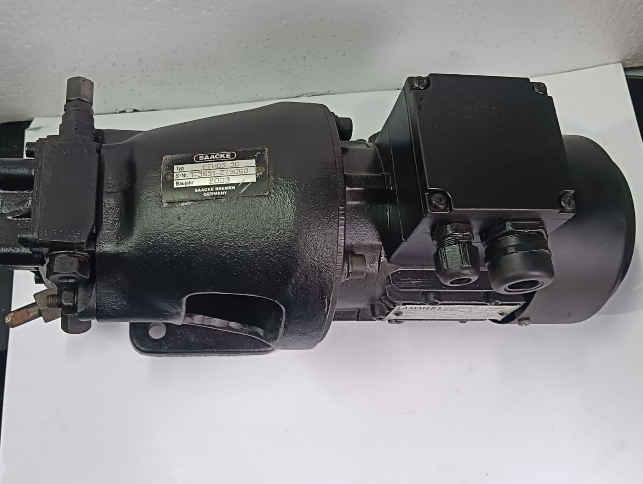 saacke PZHDS 30 ignition oil pump Black Saacke PZHDS 30 ignition oil pump assembly with attached electric motor for marine burner systems.