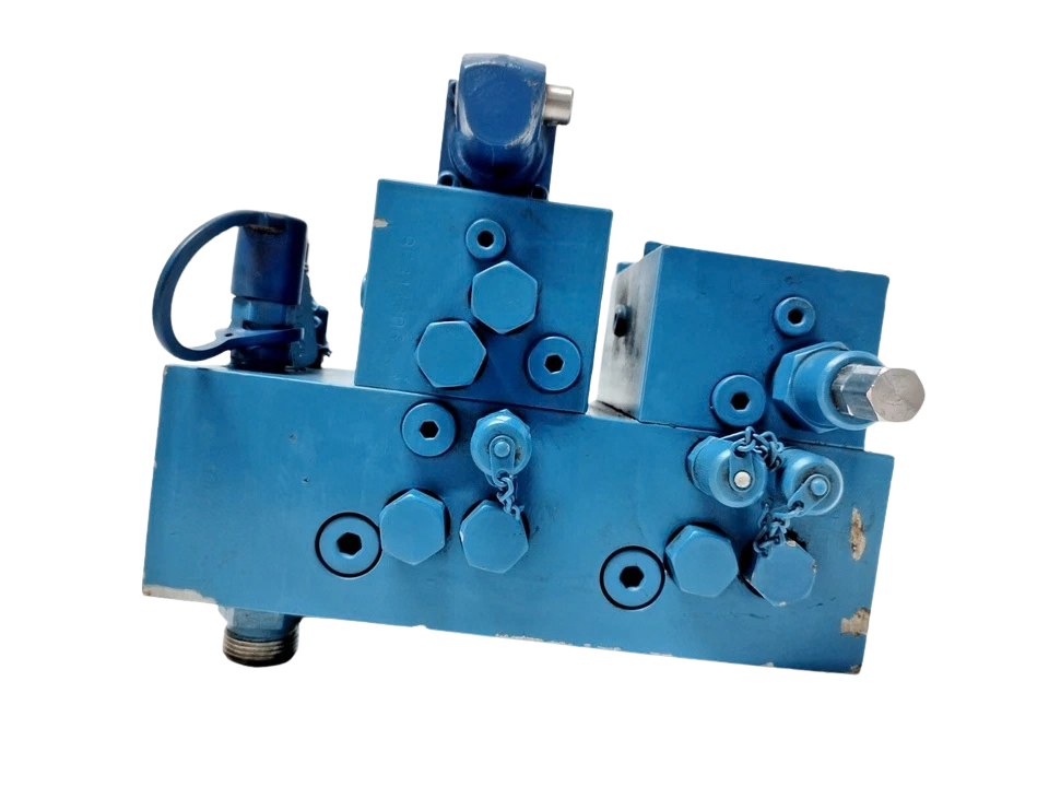 MacGREGOR MCG7-063Z45-2 Directional Control Valve2 Side view of MacGREGOR MCG7-063Z45-2 valve block with test points and fittings.