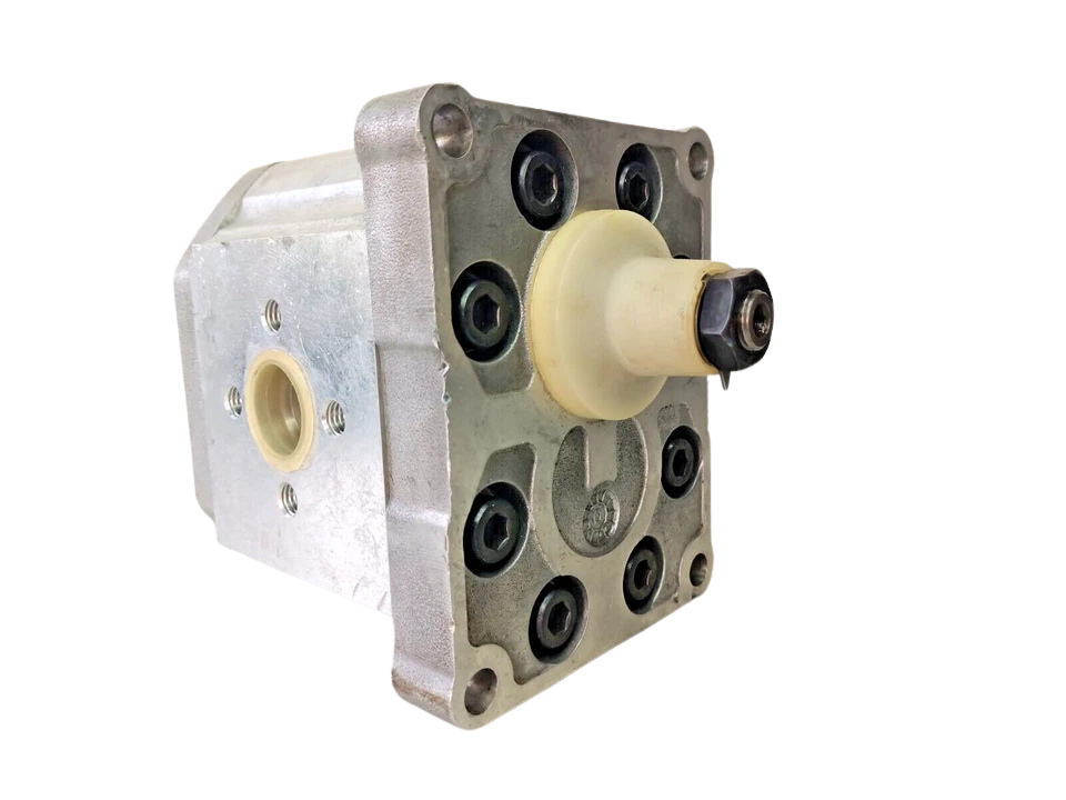 Sauer Danfoss SNP3-33D CO015 Sauer Danfoss SNP3/33D CO01 hydraulic gear pump front flange view showing tapered shaft with protective cap
